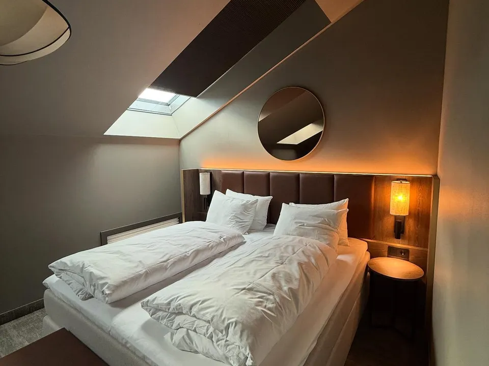 Hotellrom med gardiner tilpasset skråtak