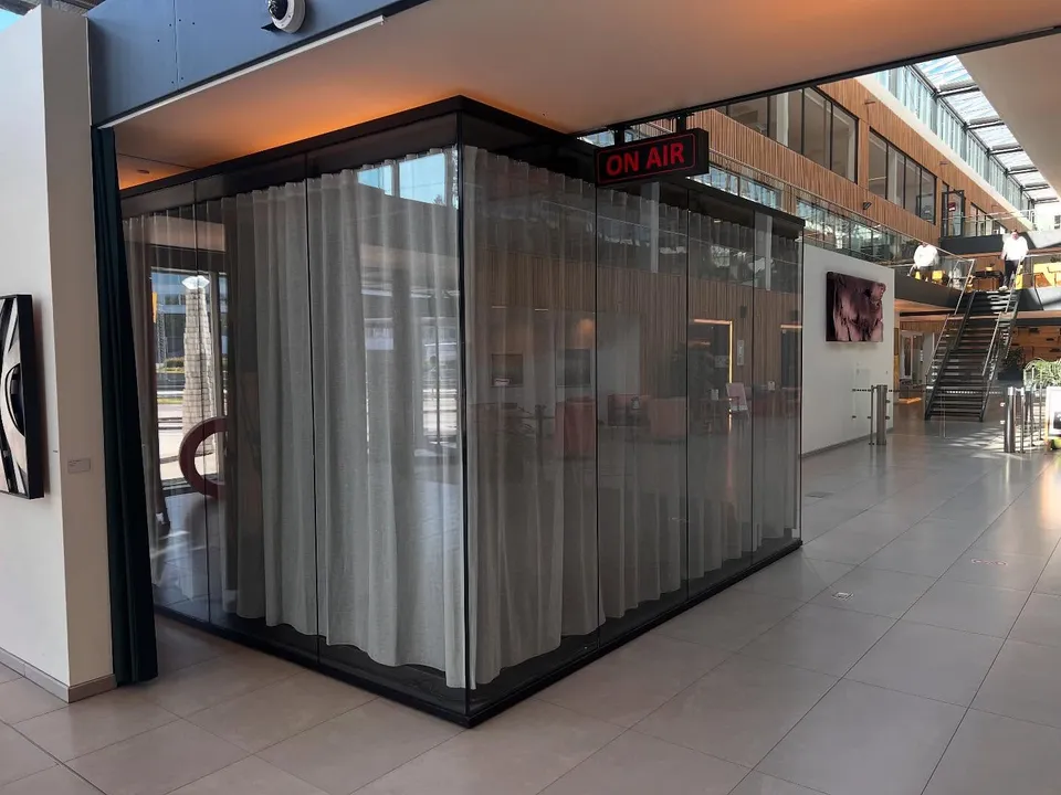 Mediestudio med tekstilkledde vegger og tak