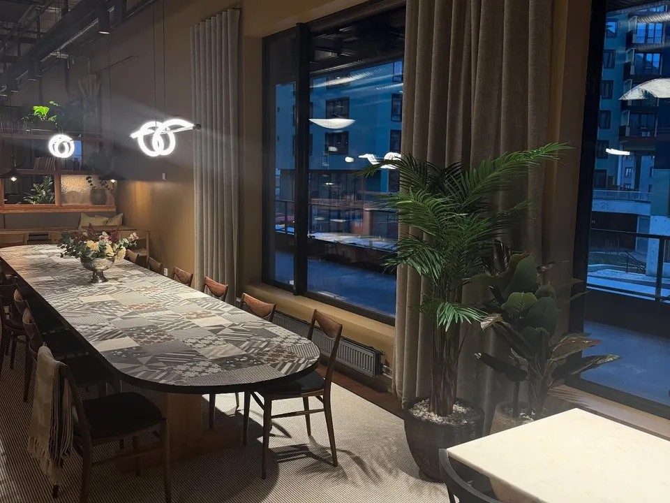 Restaurant med gardiner i dempet kveldslys