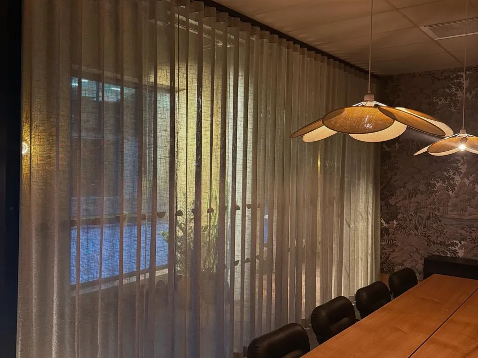Styrerom med transparente gardiner foran vinduene